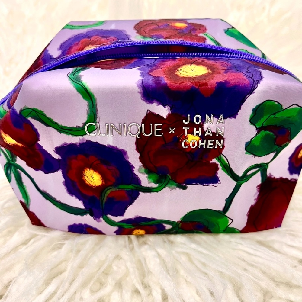 Clinique "Cosmetic Bag with Goodies in Floral" NWT - Picture 4 of 6